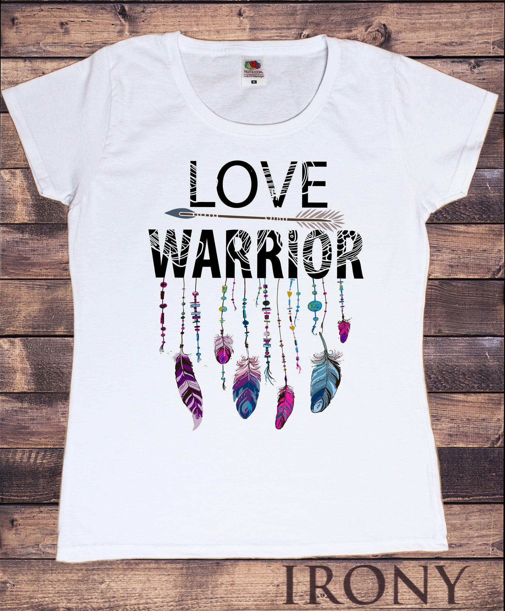 På hovedet af bord harpun Women's White T-Shirt Love Warrior feathers and arrow Design-Strings Print  TS728